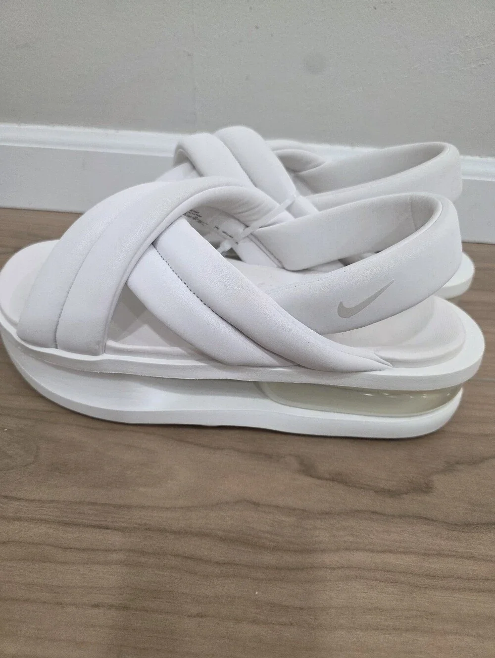 Nike Air Max Isla Sandals Womens 11 Shoes Summit White Platform Chunky Slingback